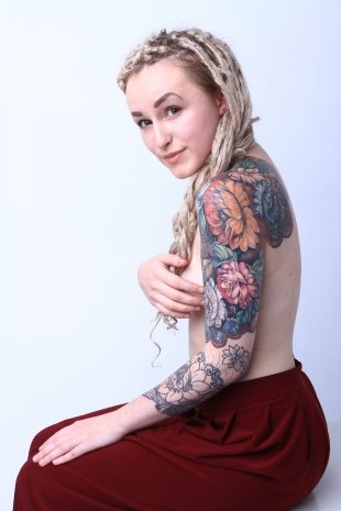 Мария Иволга, 19 лет, студентка, администратор в тату-салоне: "Крылья жаворонка, окруженные золотисто-голубым, присоединяются к сердцу мака, спящего на устланном бриллиантами лугу" Хоана Миро".