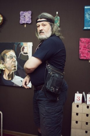 Лев Чингачгук, 48 лет. Вещь: сумка и налобный ремень из кожи: «Я кожаный фетишист, мне нравится ее запах. Хотите – штаны сделаю, хотите – плетку, шляпу».