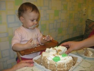Ульяна Вьюжанина, 1 год: «У Ульянки День рождения! Съесть или измазаться?»