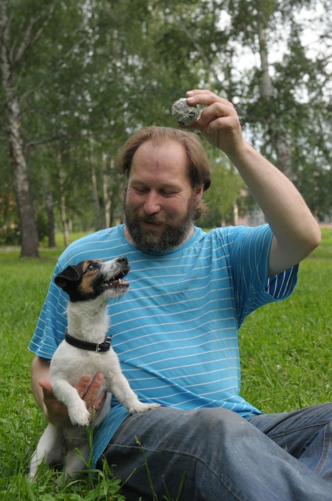 Александр Куклин, 45, электромонтажник, джек-рассел-терьер Аралез Утонченная Особа (Тоша): – Всегда были собаки. В И-нете узнали о такой породе и купили. Тоше уже 6,5 месяцев. Характерами пока притираемся: решаем, кто в доме хозяин.