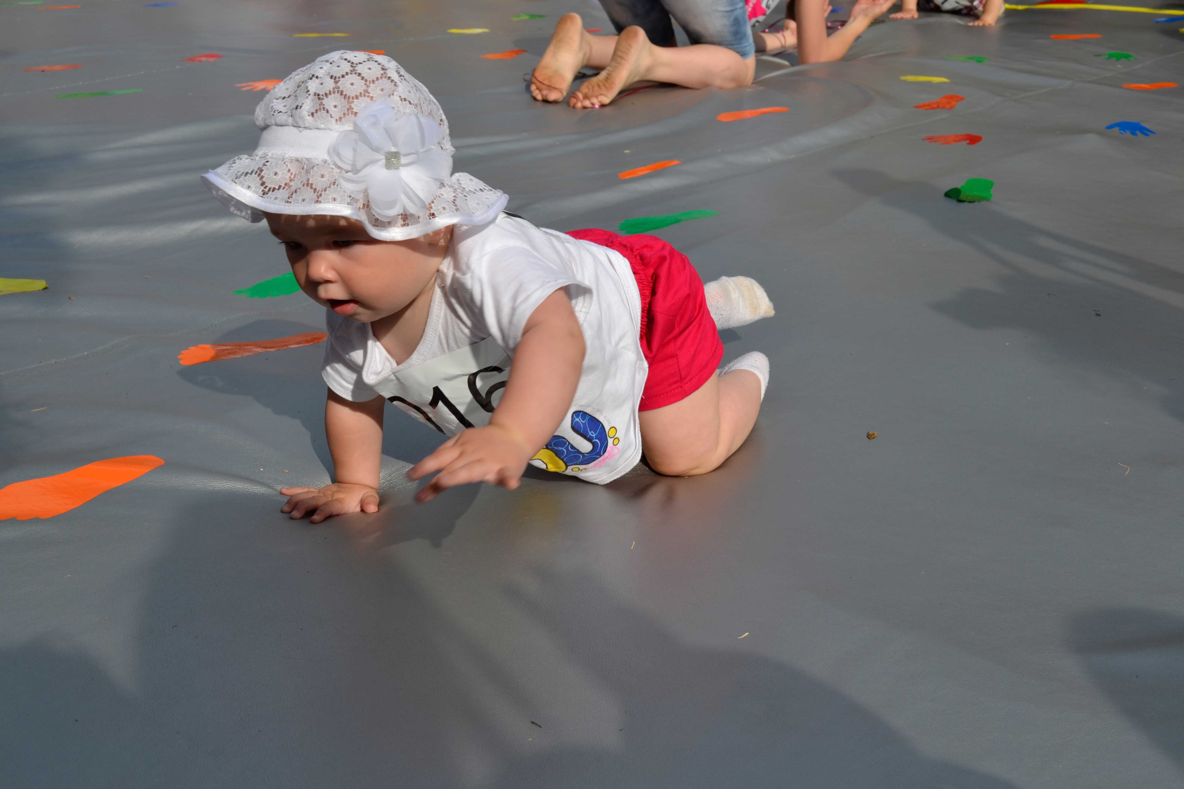 Комбинезон из софтшелла детский. Ползком комбинезон. Ползком комбинезон. Младенец ползает. Лестница в небо.