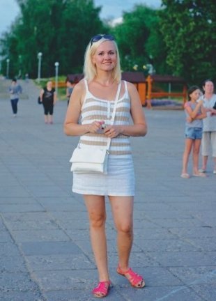 Аня, само обаяние. Тельняшка — любимейшая майка: «Летом надо непременно отправляться на море. Мне пока ребенок не позволяет, но на будущий год выберемся всей семьей».