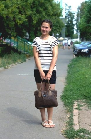 Даша, студентка Медакадемии. Тельняшка — строгая футболка: «Смотрю на эти полоски и очень хочу на море. Есть план съездить куда-нибудь в этом году. Куда получится. И чтобы ночь, луна, и пирс!»