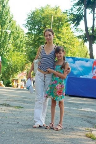 Екатерина Дерябина, отпускница. Тельняшка — легкая и удобная в жару: «Настоящего моря давно не видела. Правда, в этом году были в Соль-Илецке: там совсем как на Мертвом море!» 