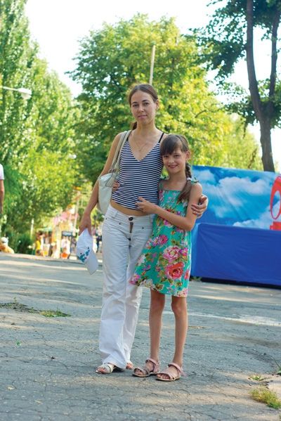 Екатерина Дерябина, отпускница. Тельняшка — легкая и удобная в жару: «Настоящего моря давно не видела. Правда, в этом году были в Соль-Илецке: там совсем как на Мертвом море!» 