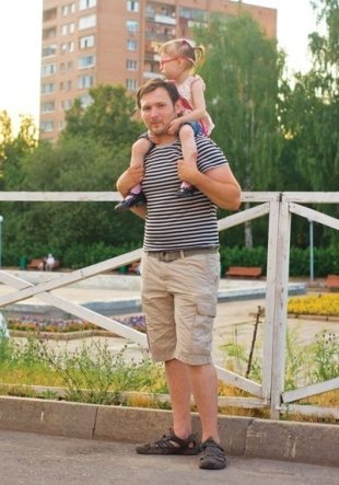 Константин, папа Евы и Яна. Тельняшка — одна из любимых вещей: «Море и пляж – это хорошее настроение. Наверное, к воде меня тянет потому, что я рак по знаку зодиака. А сегодня я даже купался».