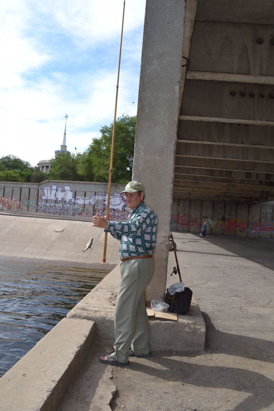 Юрий Масленников, 60 лет, электромонтер: "Рыбалка – мое хобби. С детства люблю половить рыбки! Сегодня хороший день. Улов, чаю, засолю".