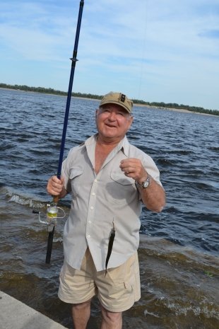 Анатолий Ряпов, 64 года: "Я живу тут недалеко, спустился – уже Волга. На людей посмотрел, рыбку поймал. Убирали бы на причале почаще, вообще замечательно было бы".