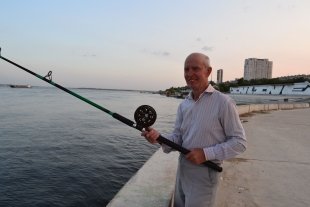 Виктор Чернавин, 75 лет, пенсионер: "На Волге хорошо ловятся судак, окунь и жерех. Я люблю тут порыбачить".