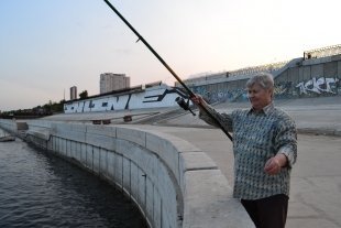 Галина Чекарева, 72 года, пенсионер: "Сегодня неудачная рыбалка, вон, десяток рыбок, и те маленькие. Вода ушла. Когда уровень стоял выше, рыба лучше ловилась".