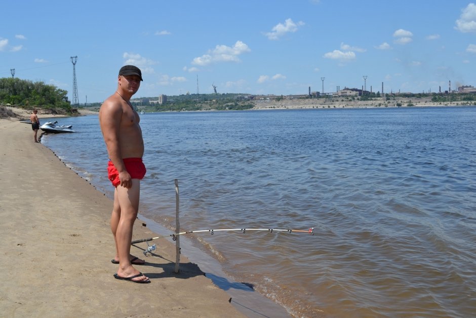 Григорий Стыценко, 33 года, индивидуальный предприниматель: "Я люблю рыбалку. Ловлю на спиннинг, на удочку. Больше всего люблю порыбачить с лодки, с середины реки, но и с берега – тоже неплохо".