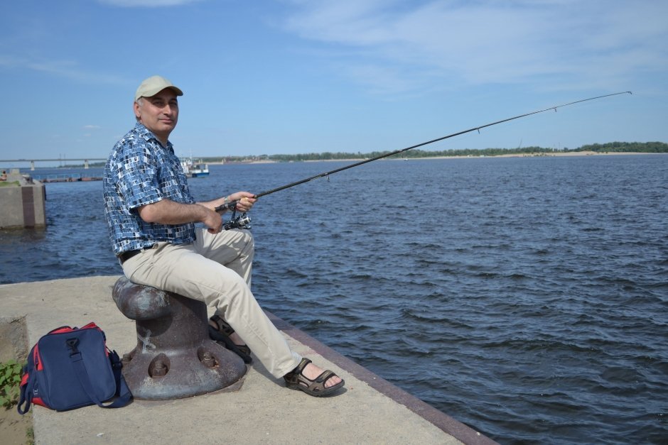 Павел Гулоянец, 54 года, музыкант: "Это не рыбалка. Я просто бросаю в воду тяжелый предмет. Я соскучился по природе, пришел посмотреть на родную Волгу и заодно покидать удочку, чтобы было повеселее".
