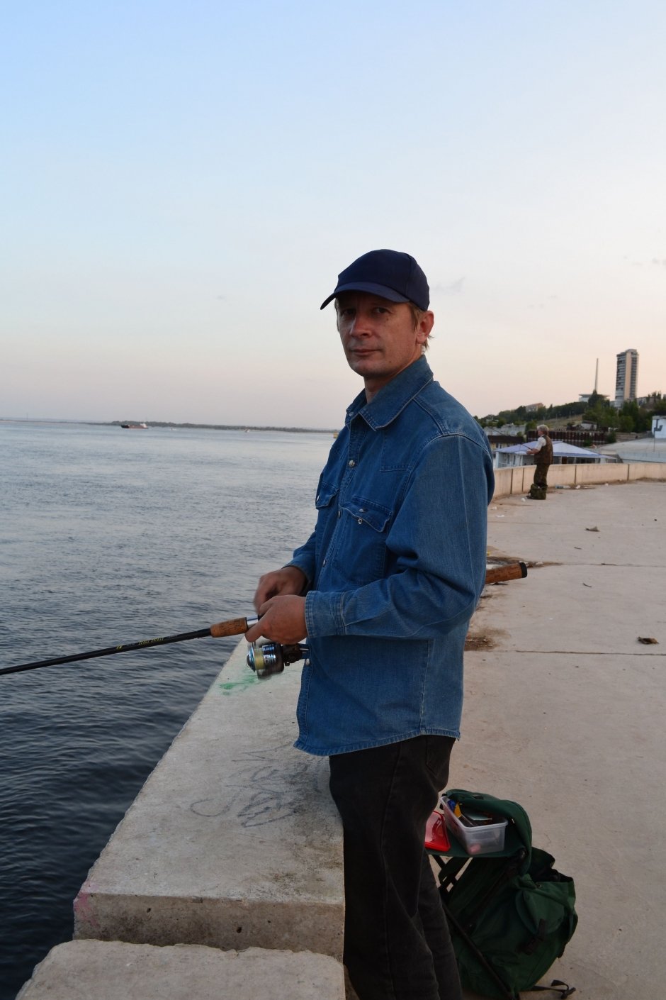 Сергей Лексуков, 46 лет, инженер: "Вечером особенно хорошо ловится судак. Сегодня пришел на Волгу отдохнуть, расслабиться после работы, удочку покидать. По рыбке в день вытаскиваю".