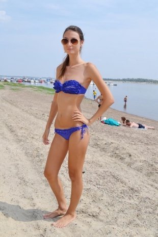 Аня Вахменина, 21 год, экономист: «Загорела еще в июне в Турции. Путевку брали заранее. Вообще, очень все понравилось: море, солнце, отличная погода, я наслаждалась отдыхом и хорошо забронзовела. В Волгограде хожу на пляж раза два в неделю, чтобы не побле