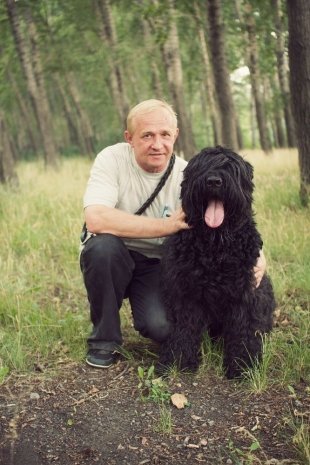Вадим, 52 года, строитель. Собака: русский черный терьер. «У собак один один минус – живут они мало. Научиться бы понимать ее. Ей шесть лет, а она понимает меня лучше, чем я ее». 
