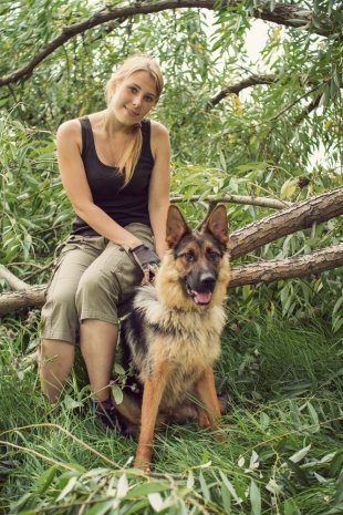 Евгения, 24 года, химик и кинолог. Собака: немецкая овчарка. «Читать мысли. Наверное, все хотели бы, чтобы собака понимала, чего хочет человек».