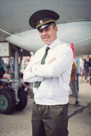 Владимир Владимирович, 35 лет, летчик, звание: прапорщик: «Отец — летчик, мне всегда хотелось работать в ВВС. В планах сейчас — офицерское звание».
