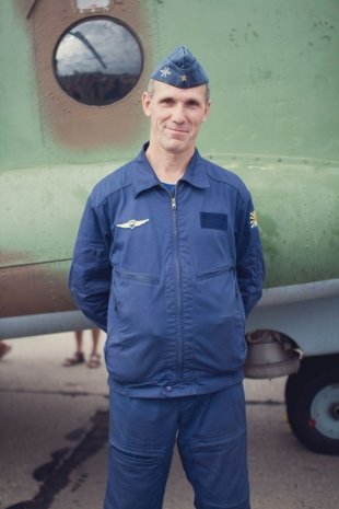 Александр Флейман, 50 лет, летчик, звание: капитан: «Не летчиком, так архитектором. Хотел, чтобы дети пошли по моим стопам — в ВВС, но у меня дочери».