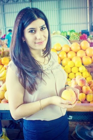 Аида Тахмезова, 19 лет  Сочный, сладкий, мягкий! Несомненно - персик мой любимый фрукт. Он утоляет жажду и голод, а еще богат витаминами.
