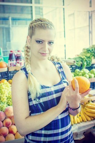 Марина Колоскова,  19 лет   Мы делили апельсин… Польза апельсина несомненна, съев один плод, можно получить дневную норму витамина С. Апельсин – поставщик кальция.