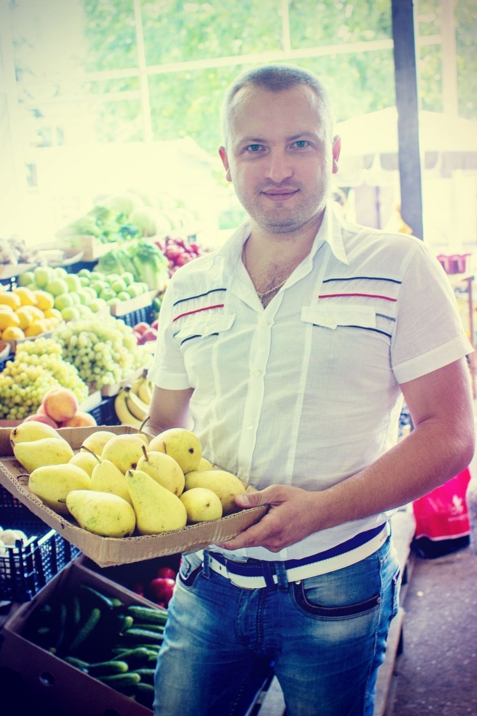 Роман Симиохин, 35 лет,  Висит груша – нельзя скушать! Мякоть груши нежная и сочная, с характерным ароматом и сладким вкусом. Мой любимый фрукт! 