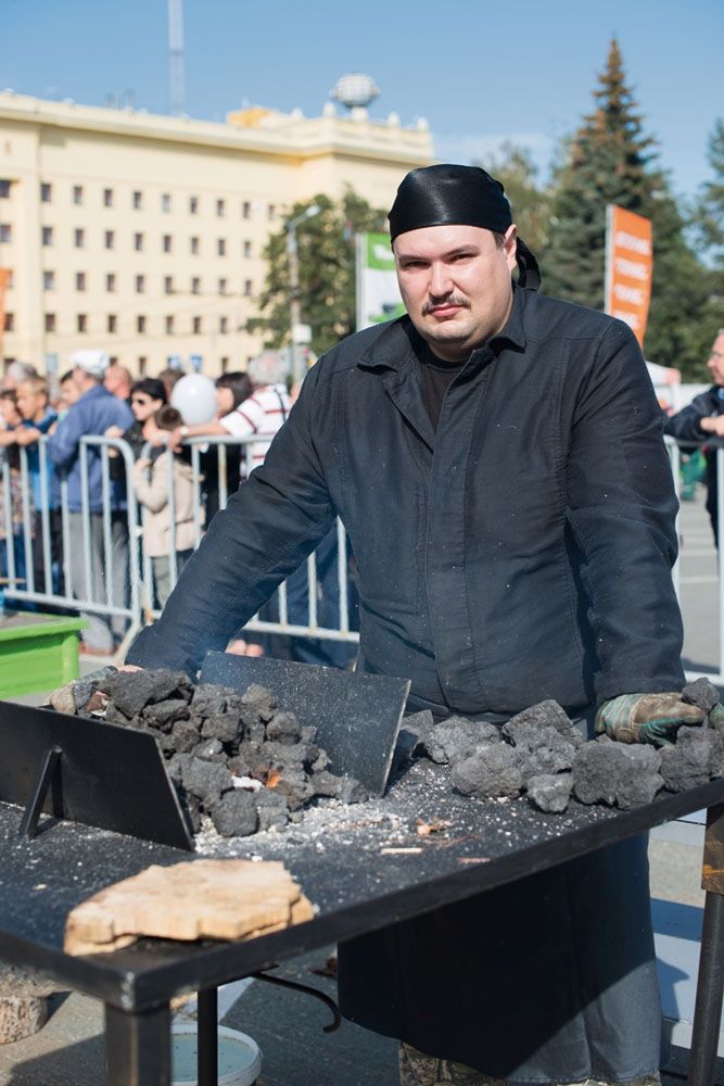 Черный кузнец Урала Михаил, 33 года. С собой: лодку или яхту. Белые кузнецы занимаются художественной ковкой, а я — клинками. Отвечаю за механические свойства металла.