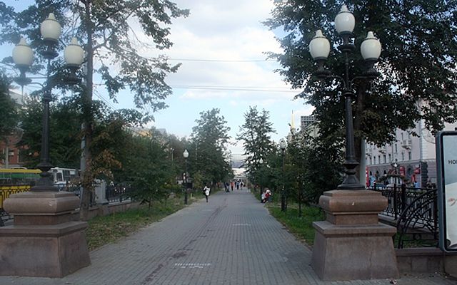 Аллею на пр. Ленина между Вайнера и Жукова в Екатеринбурге вырубили.