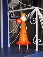 Посетителей L'Studio встречает милая королевишна.