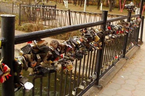 Забор на мосту в парке скоро согнется под тяжестью замков.
