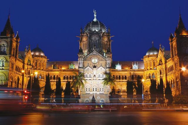 Болливуд, вокзал и прачки: 5 вещей, которые нужно сделать в Мумбаи