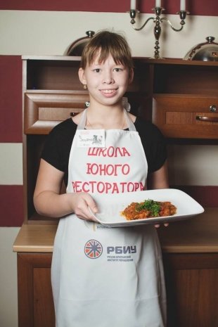 Ульяна, 12 лет. Еда: рыба и сладкое. «Снегурочка – мой любимый сказочный персонаж. Я люблю зиму и осень.»