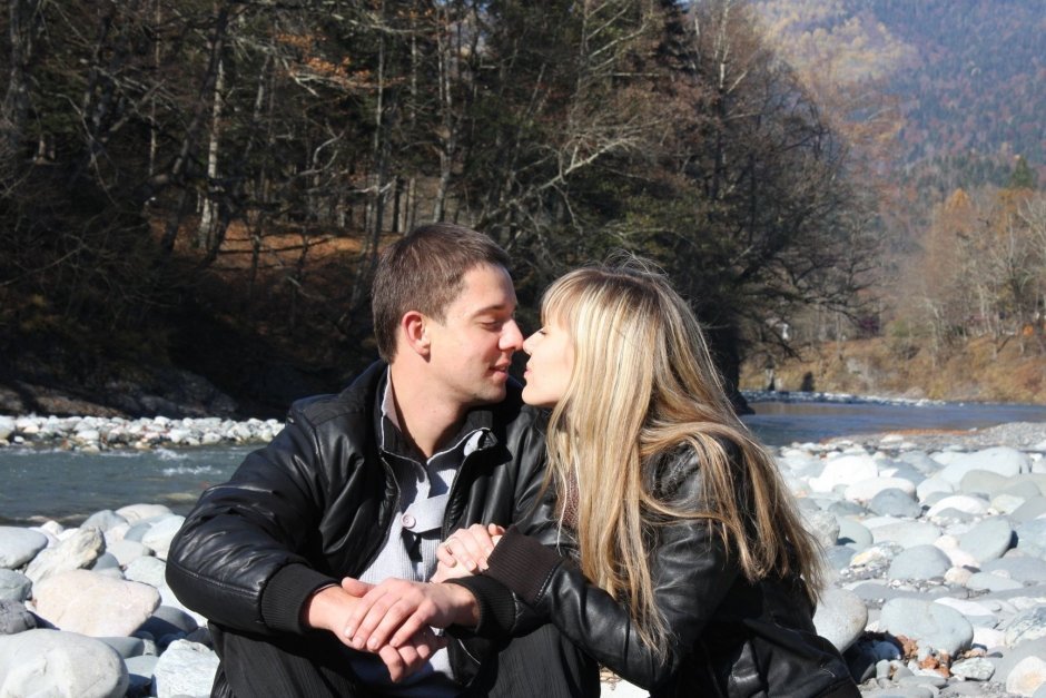 Влюбленная пара в высоких горах Адыгеи