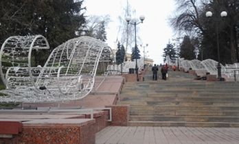 Фонтан на Петровском спуске украсили светодиодными конструкциями 