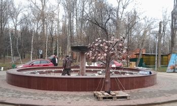 В Нижнем парке устанавливают новый фонтан