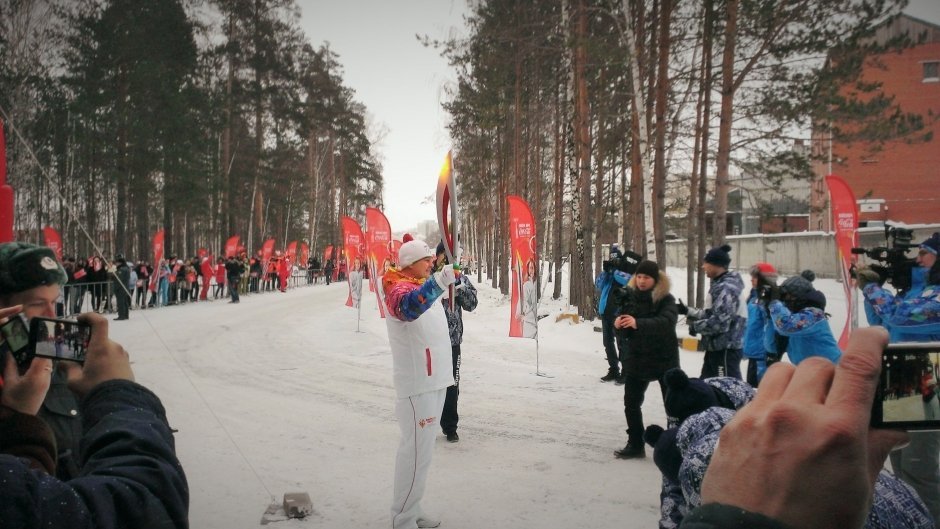 Гордо держит его в руках