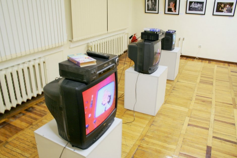 Выставка «Иконы 90-х» в Музее ИЗО: эротика от Ольги Кабо, худая Волочкова, еще волосатые Путин и Познер