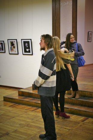 Выставка «Иконы 90-х» в Музее ИЗО: эротика от Ольги Кабо, худая Волочкова, еще волосатые Путин и Познер