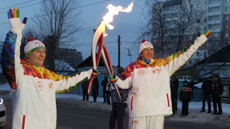 На вопрос, какие такие навыки нужны для несения факела, Сергей (на фото справа) ответил таинственно: «Все мужские навыки помогут», оставив в недоумении и растерянности журналиста женского полу.