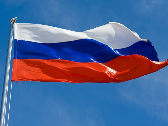 Теперь флаг РФ должен развеваться у входа всех школ страны