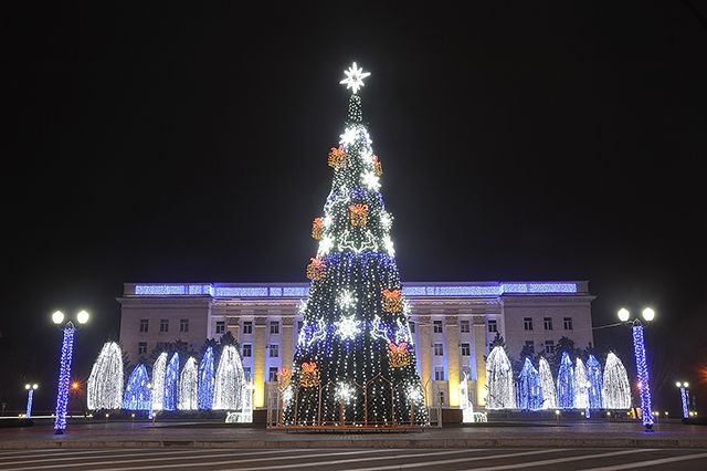 Ёлка светится на площади Свободы
