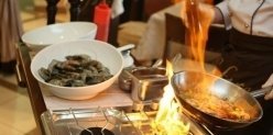 Нескучная еда: в каких ресторанах Челябинска подают интерактивные блюда