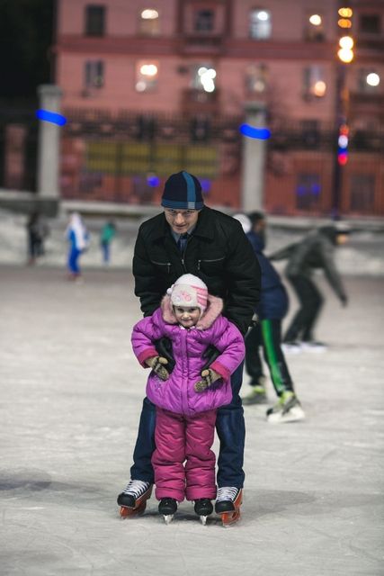 Дмитрий и дочь Карина. Катаются всегда вместе. «На катке мы только в третий раз, пока лучше всего получается падать. Ну ничего, зима длинная, есть время научиться.»