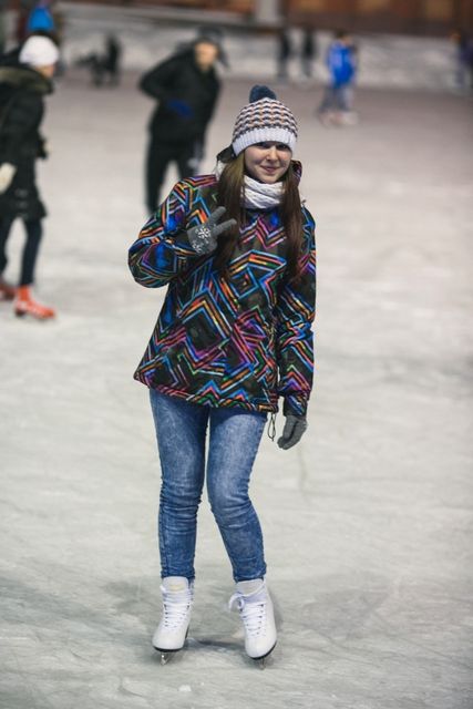 Кристина, безбашенная. Катается давно и неплохо. «Люблю читать книги и кататься на коньках. Но тут есть хоккеисты, которые подрезают и резко меняют направление, я их боюсь.»