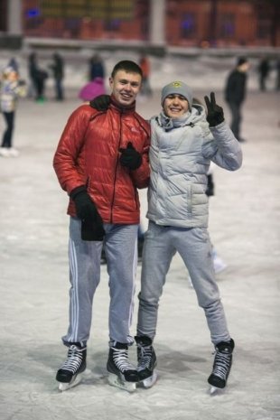 Максим и Ваня, лучшие друзья. Катаются регулярно. «Мы продвинутые любители, уже практически не падаем. С другой стороны, смотря ведь на кого упасть!»