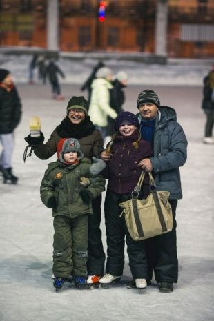 Мама Вика, папа Дима, Полина, Петя. Катаются впервые в жизни. «Виктория из Украины, там льда не было, так что учится кататься только сейчас. Дети держатся гораздо лучше!»