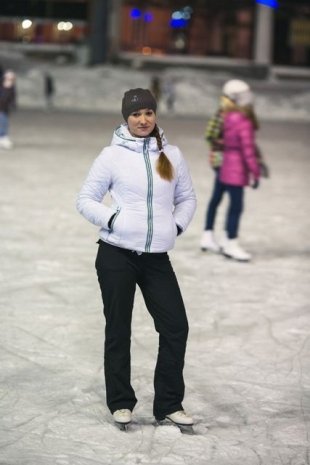 Настя, везет по жизни. Катается один раз за зиму. «Должна быть в жизни какая-то стабильность. Вот, например, хотя бы раз в году встать на коньки.»