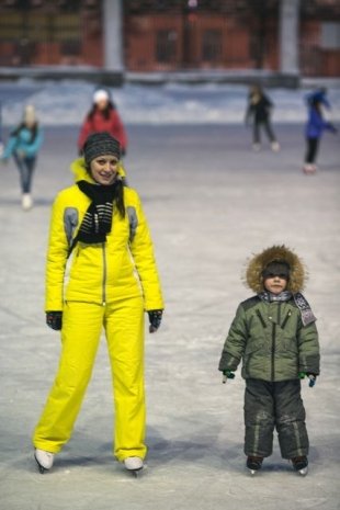 Наталья и сын Николай. Катаются на разных катках. «Николай — будущий хоккеист, занимается в секции при «Ижстали». Если не в спорте, то просто в жизни точно станет чемпионом.»