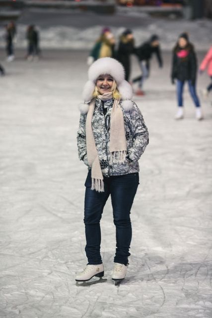 Снежана, оператор. Катается раз в три года, если повезет. «Первый раз встала на коньки лет в 6, потом не ходила два года. Но в конце концов родители заставили попробовать снова.»