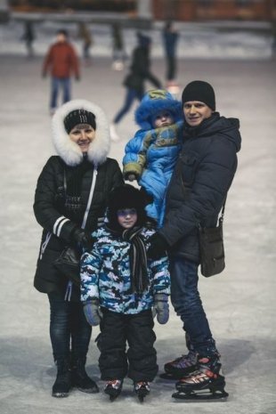 Татьяна, Алексей, Кирилл и Тимур. Катаются обычно всей семьей. «В этом году выбрались в первый раз. Сами всегда любили кататься на коньках и детей стараемся приучать.»