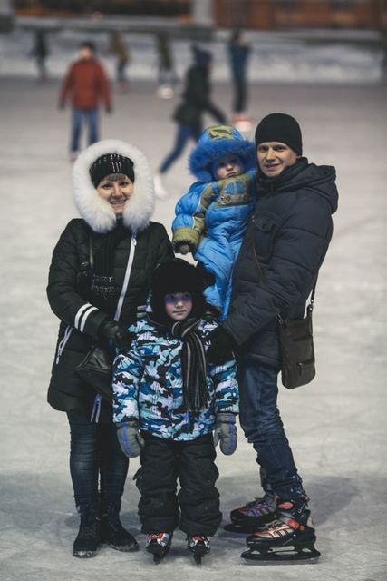 Татьяна, Алексей, Кирилл и Тимур. Катаются обычно всей семьей. «В этом году выбрались в первый раз. Сами всегда любили кататься на коньках и детей стараемся приучать.»